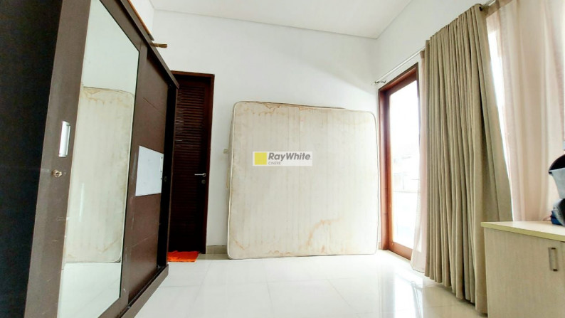 Rumah simple dan rapi dalam town house di Kebagusan