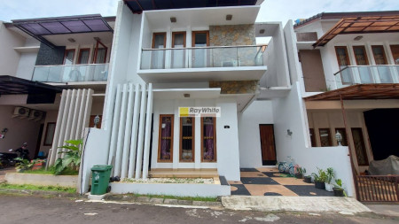 Rumah simple dan rapi dalam town house di Kebagusan