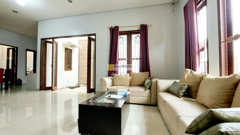 Rumah simple dan rapi dalam town house di Kebagusan