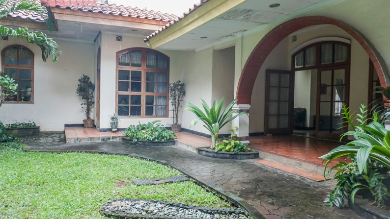 For Sale - Rumah Bernuansa Alami dan Sangat Lapang di Villa Cinere Mas