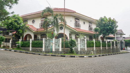 For Sale - Rumah Bernuansa Alami dan Sangat Lapang di Villa Cinere Mas