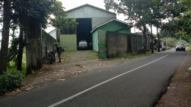 RUMAH MEWAH DAN 2 GUDANG DI JL JOHAR, GAMPING, SLEMAN