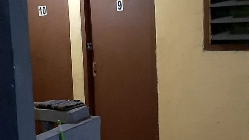 Rumah ada 2 kios, dan kost2an di Jurangmangu Barat