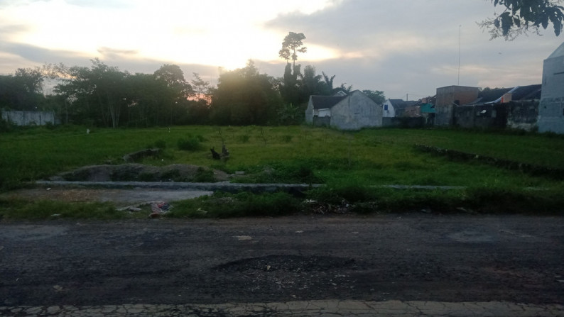 TANAH PEKARANGAN DI SELATAN RS BEDAH ADELIA, JL SEPI ANGIN, WIROKERTEN