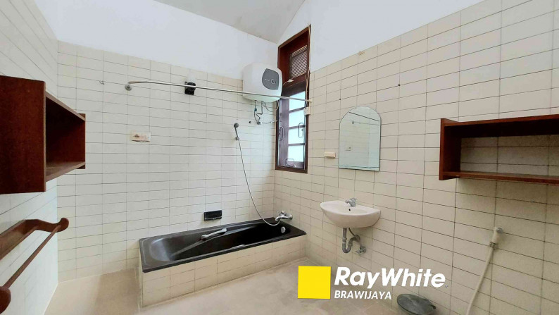 Rumah Di Cipete , Jakarta Selatan , bisa disewakan untuk kantor, suasana tenang, bebas banjir, dekat ke Sekolah Prancis, dekat ke MRT