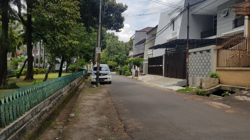 Dijual, Rumah 2 Lantai di Tandur Utara