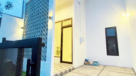 Jual Rumah Cantik Kekinian, Baru Gress, Design Vintage/Klasik, Siap Huni, Cocok untuk Pasutri Muda (Dekat Sport Club)