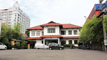 Gedung/Kantor 2 Lantai, Lokasi Strategis Pusat Kota, Parkir Sangat Luas, Cocok untuk Kantor, Klinik, Homestay, LBB dsb