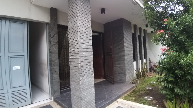 Rumah 4 kamar di Batununggal Indah