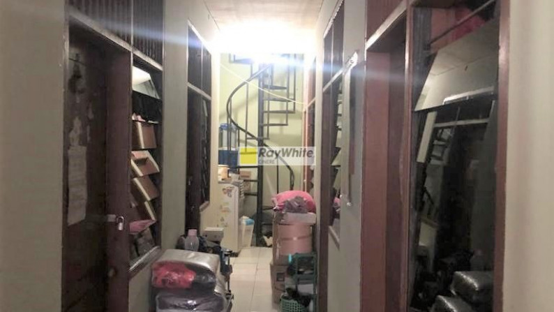 Kos-Kosan 2 Lantai Kamar Banyak Lokasi Strategis di Kebayoran Baru