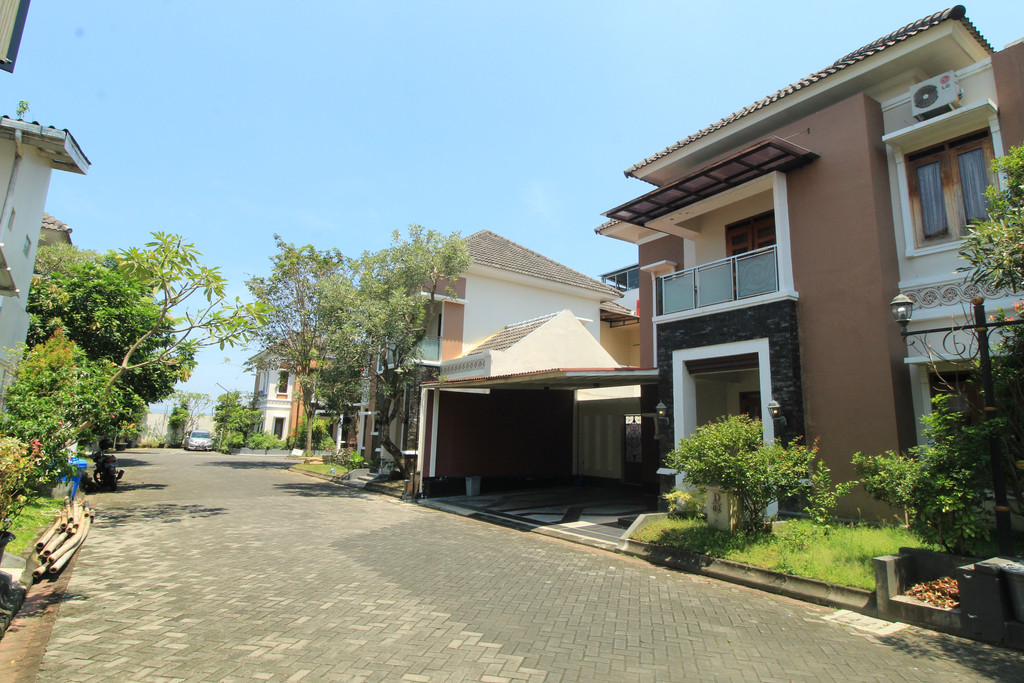 RUMAH MODERN MINIMALIS, SIAP HUNI, DI PERUM JALIMBAR RESIDENCE