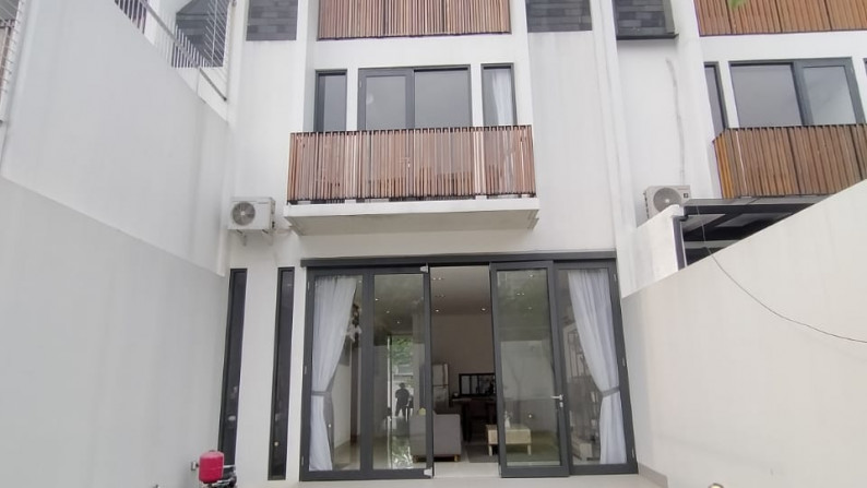 Rumah Modern Tropis Dengan Layout Super Lega Dalam Townhouse