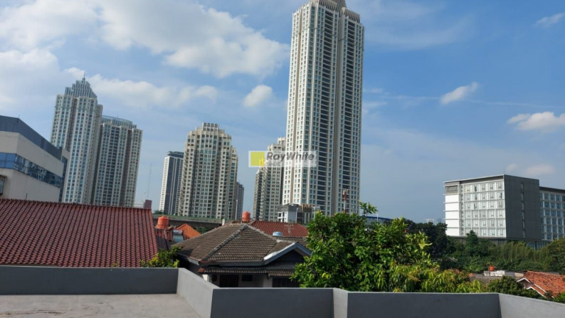 Rumah artistik siap huni dengan rooftop di Gandaria