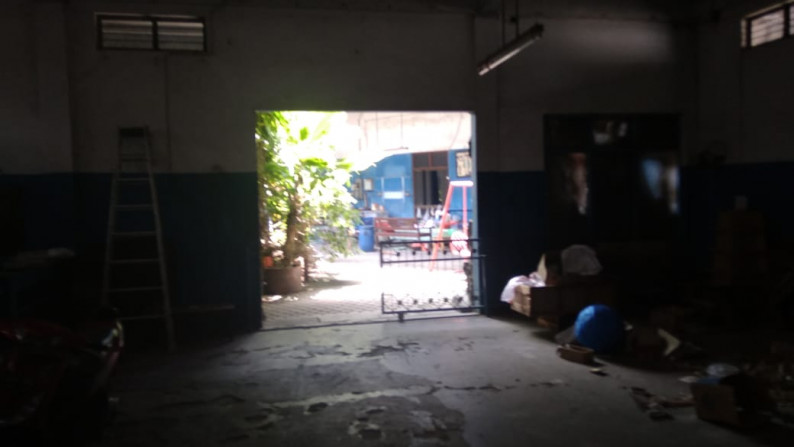 BANGUNAN STRATEGIS, DI JL YOGYA-SOLO KM 12