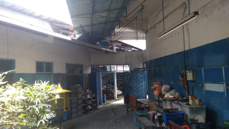 BANGUNAN STRATEGIS, DI JL YOGYA-SOLO KM 12