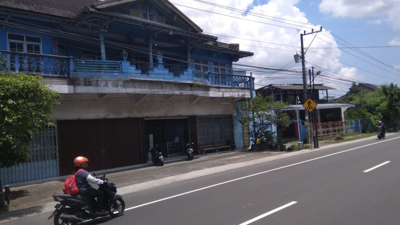 BANGUNAN STRATEGIS, DI JL YOGYA-SOLO KM 12