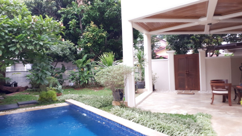 For Sale - Rumah Semi Klasik Dengan Kolam renang di Lebak Bulus