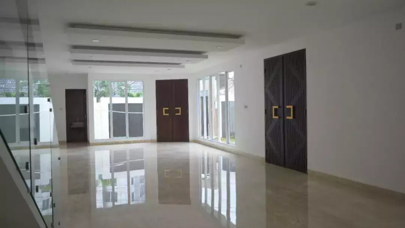 Rumah Mewah siap huni 2 lantai lokasi prime dan tenang Luas Tanah 500m2 Luas Bangunan 760m2 di Kemang Timur.