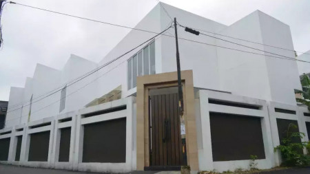 Rumah Mewah siap huni 2 lantai lokasi prime dan tenang Luas Tanah 500m2 Luas Bangunan 760m2 di Kemang Timur.