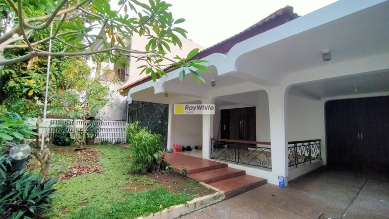 Rumah bagus sangat terawat lokasi favorite di Pondok Indah