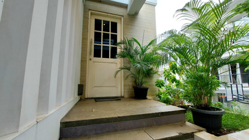 Rumah Modern dan Asri Dalam Town House Di Pejaten.