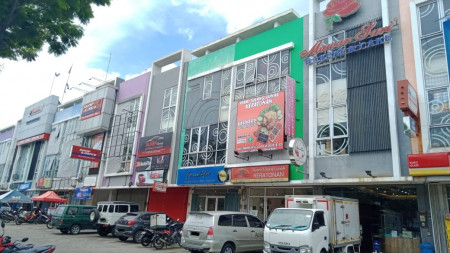 Dijual Ruko gandeng 3 (Bisa jual satuan), Lokasi strategis Jalan Boulevard dengan Harga Jual Bagus