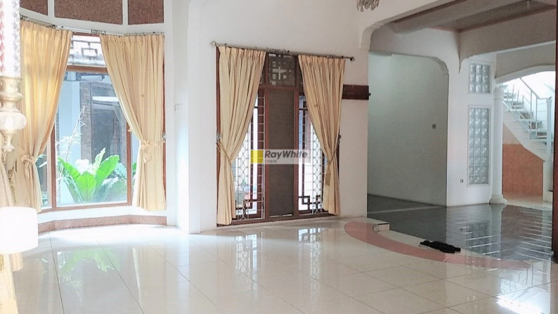 Rumah Bangunan Lama 2 Lantai di Gandul, Cinere