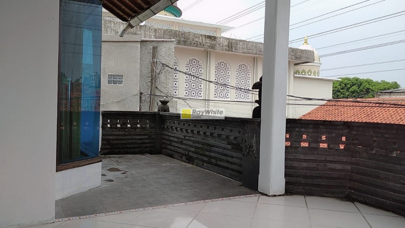 Rumah Bangunan Lama 2 Lantai di Gandul, Cinere