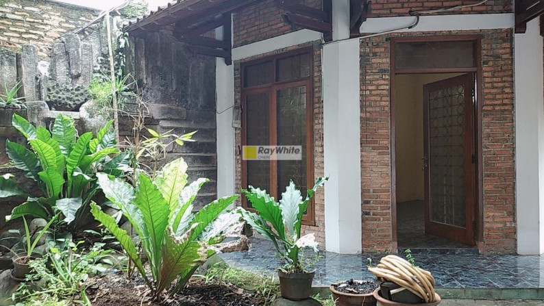 Rumah Bangunan Lama 2 Lantai di Gandul, Cinere