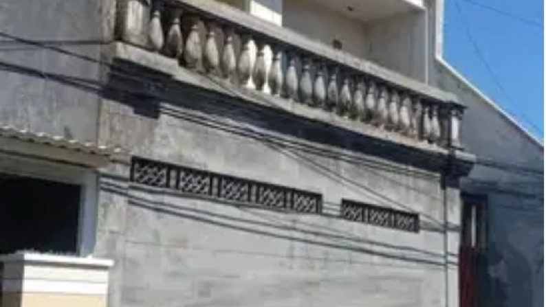 Dijual Rumah 3 lantai di Jalan Krakatau, Surabaya