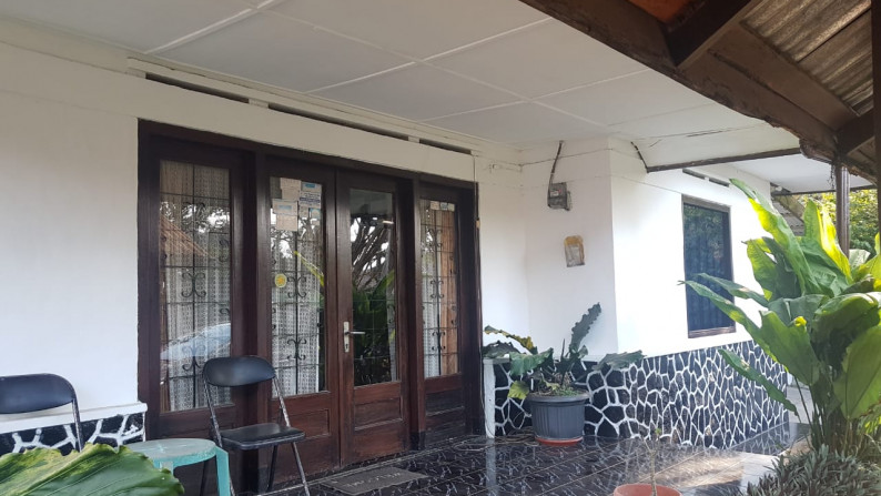 Rumah Pinggir Jalan Raya, Hunian Asri dan Halaman Luas @Maribaya, Lembang, Bandung