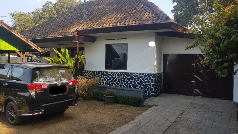 Rumah Pinggir Jalan Raya, Hunian Asri dan Halaman Luas @Maribaya, Lembang, Bandung