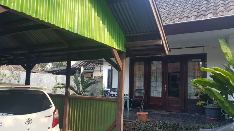 Rumah Pinggir Jalan Raya, Hunian Asri dan Halaman Luas @Maribaya, Lembang, Bandung