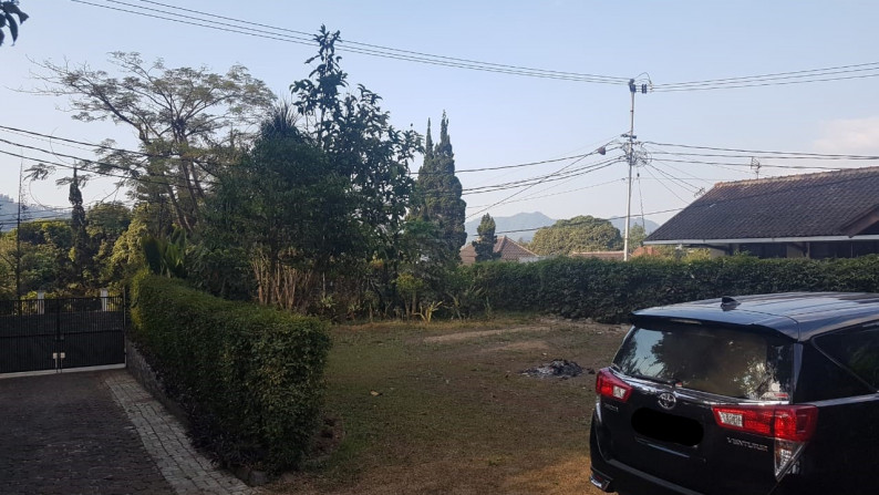 Rumah Pinggir Jalan Raya, Hunian Asri dan Halaman Luas @Maribaya, Lembang, Bandung