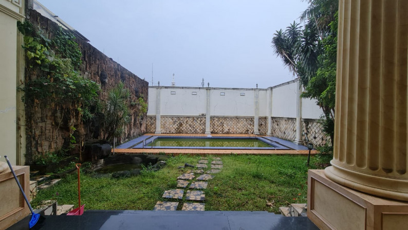 Rumah ada Kolam Renang Jl Rimba, Cipete Luas 714m2