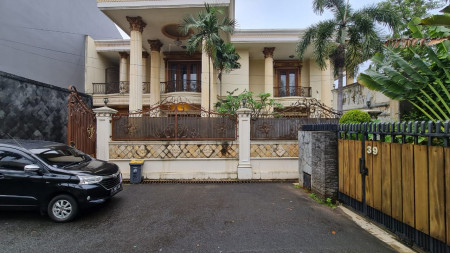 Rumah ada Kolam Renang Jl Rimba, Cipete Luas 714m2