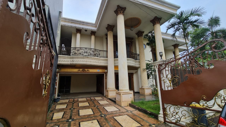 Rumah ada Kolam Renang Jl Rimba, Cipete Luas 714m2