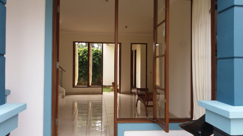 Rumah rapi siap huni halaman belakng luas di Delatinos