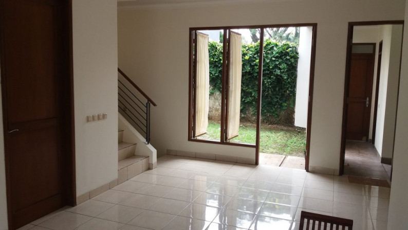 Rumah rapi siap huni halaman belakng luas di Delatinos