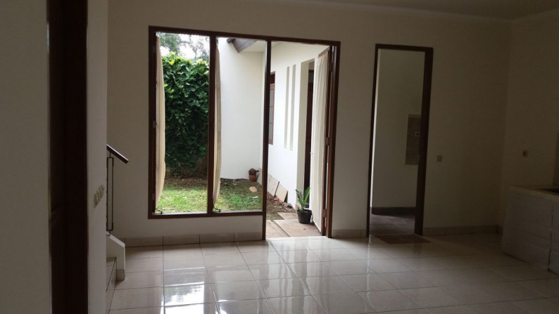 Rumah rapi siap huni halaman belakng luas di Delatinos