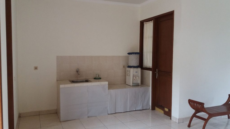 Rumah rapi siap huni halaman belakng luas di Delatinos