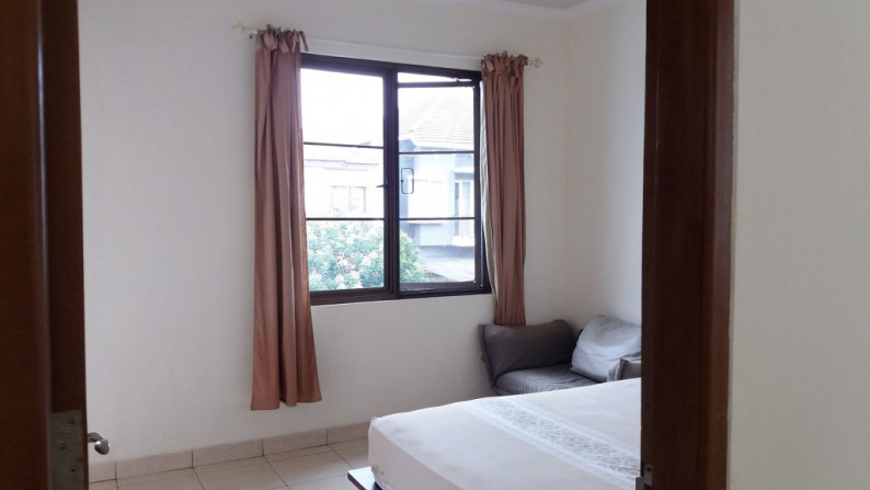 Rumah rapi siap huni halaman belakng luas di Delatinos