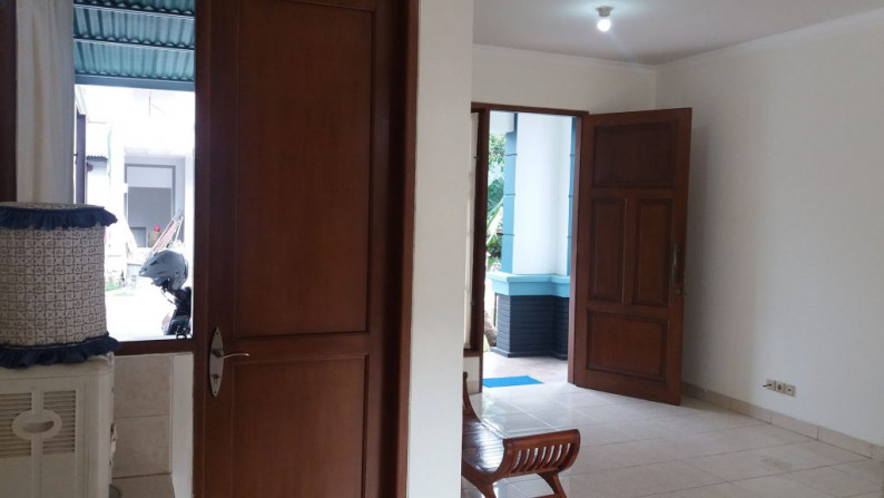 Rumah rapi siap huni halaman belakng luas di Delatinos