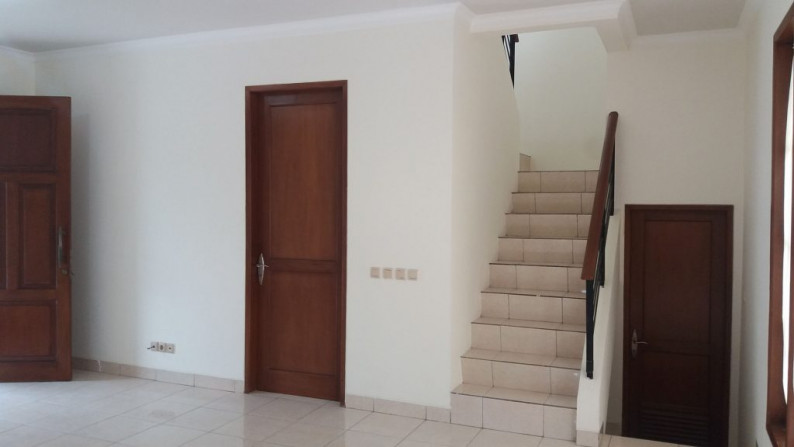 Rumah rapi siap huni halaman belakng luas di Delatinos