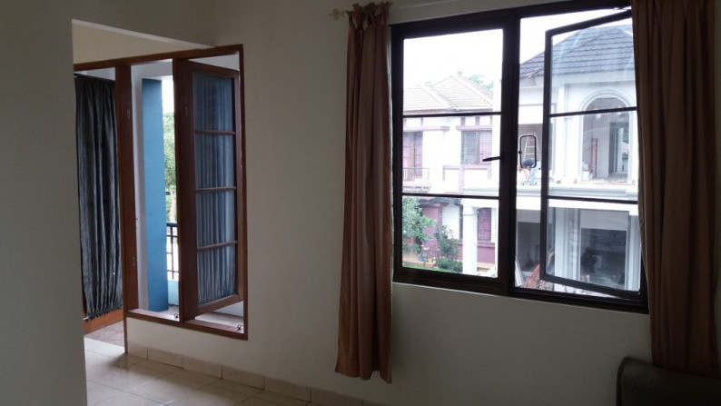 Rumah rapi siap huni halaman belakng luas di Delatinos