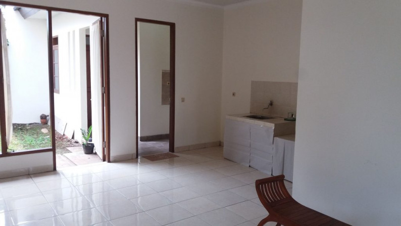 Rumah rapi siap huni halaman belakng luas di Delatinos