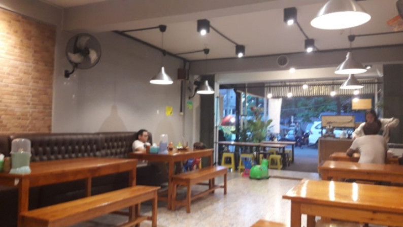 Ruko Griya Loka area ramai