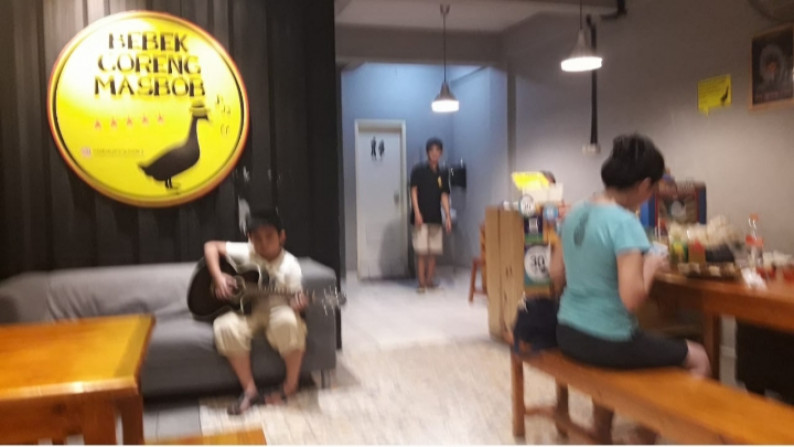 Ruko Griya Loka area ramai