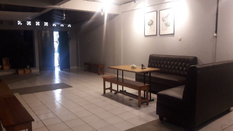 Ruko Griya Loka area ramai