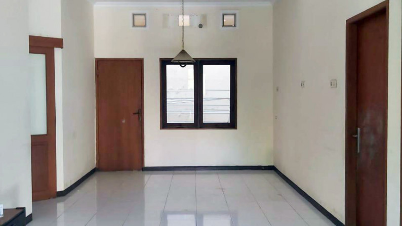 Rumah di Pakuwon City, 1.5 Lantai, Lingkungan Elite, Siap Huni